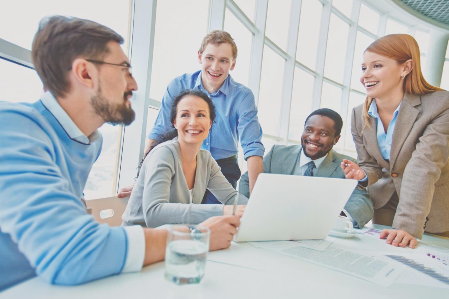 Interface de suivi financier montrant des graphiques de progression d'objectifs et tableaux de bord personnalisés